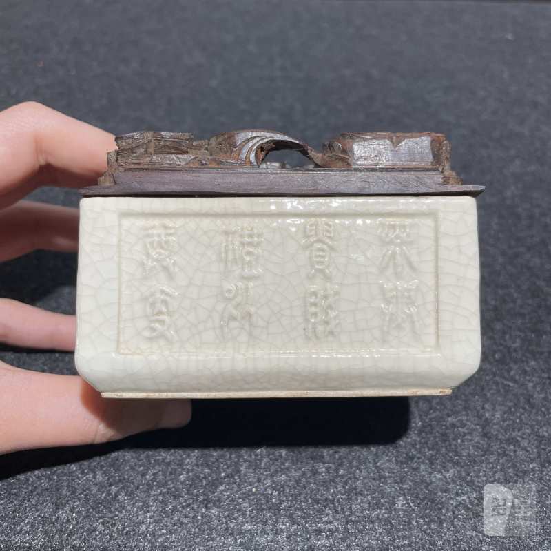 清雍正 仿定白釉模印虫鱼篆文盖盒 - 图3